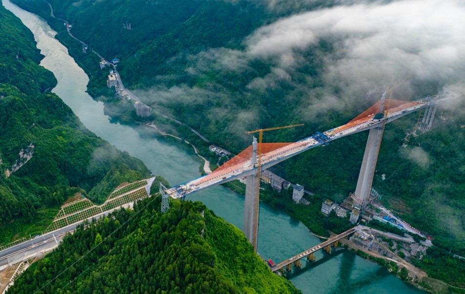 渝湘復線高速磨寨烏江特大橋合龍。重慶市交通運輸委供圖