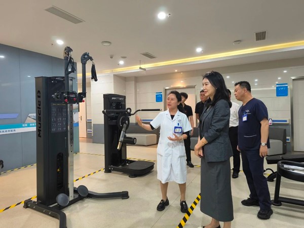 重慶市營養(yǎng)師協(xié)會領(lǐng)導一行參觀醫(yī)院。重慶道格骨科醫(yī)院供圖