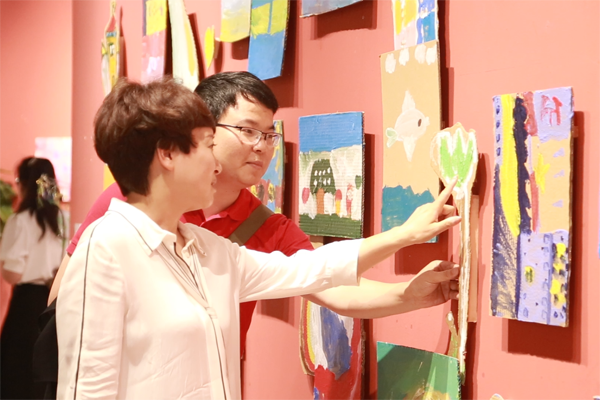 市民參觀美術(shù)展。唐文蕤攝