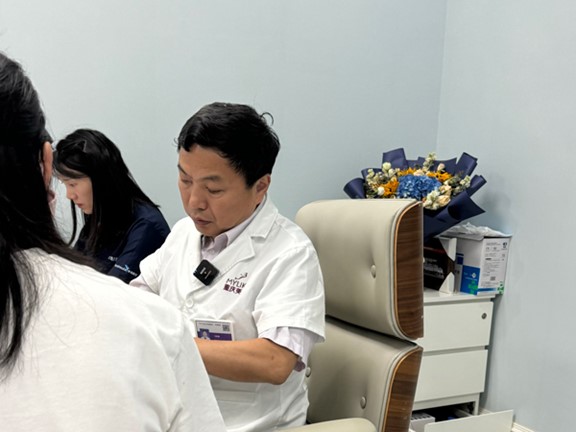 刁慶春看診中。重慶美萊整形美容醫(yī)院供圖