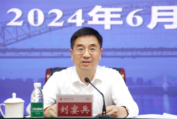 重慶市委教育工委書記、市教委主任劉宴兵講話。重慶理工大學(xué)供圖