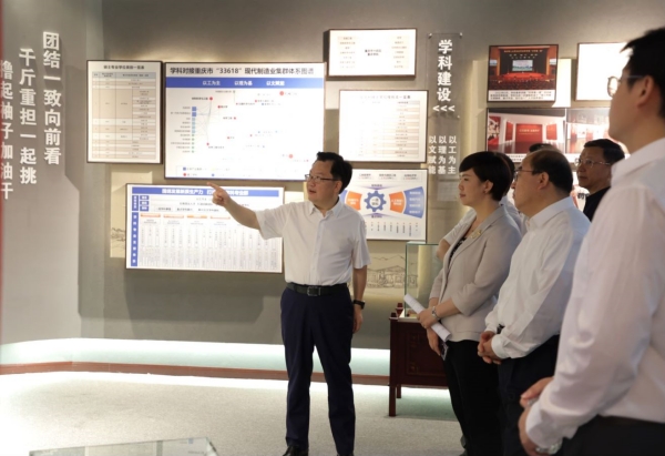 重慶理工大學(xué)黨委書記康騫為嘉賓介紹校史館。重慶理工大學(xué)供圖