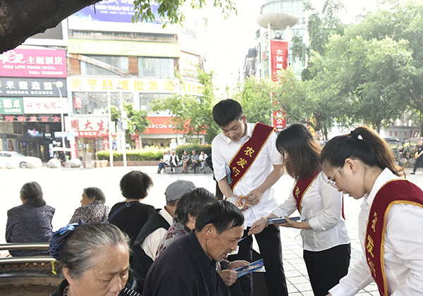 為群眾發(fā)放宣傳折頁。農(nóng)發(fā)行重慶市分行供圖