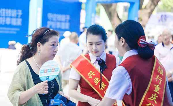 現(xiàn)場(chǎng)為群眾普及金融知識(shí)。興業(yè)銀行重慶分行供圖