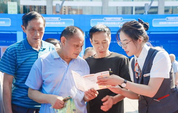 浙商銀行重慶分行工作人員向市民提示非法集資風(fēng)險(xiǎn)。浙商銀行重慶分行供圖