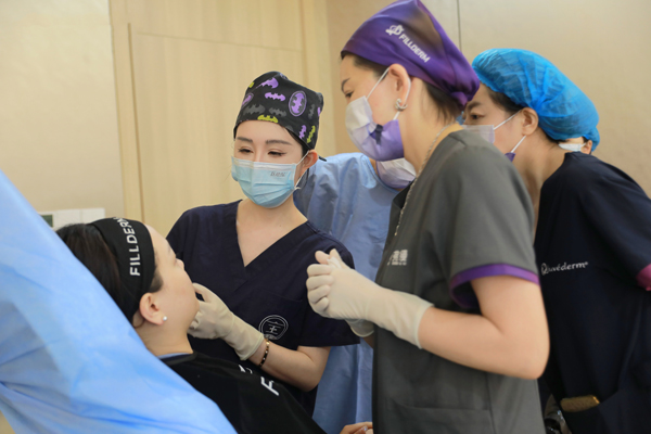 實(shí)操現(xiàn)場(chǎng)。重慶軍美醫(yī)療美容醫(yī)院供圖