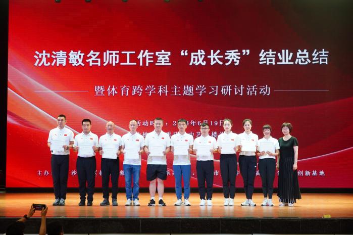 為學員頒發(fā)結業(yè)證書。唐文蕤攝