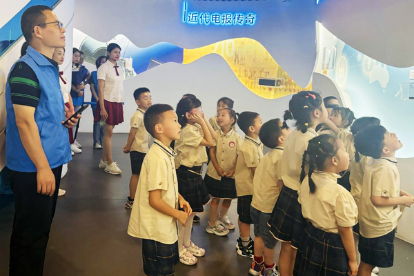 參觀科技館。明遠菁苗幼兒園供圖