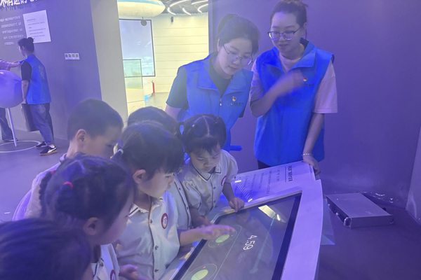 孩子們親自操作設備。明遠菁苗幼兒園供圖