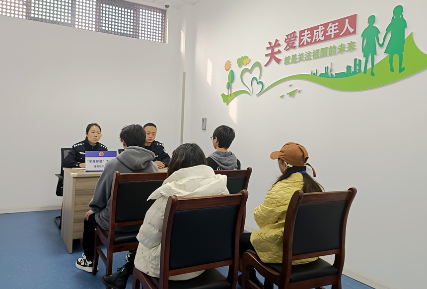 吳冬琴和同事對未成年人開展教育幫扶。潼南區(qū)公安局供圖