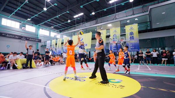 小球員們在賽場上拼搏。中國人壽壽險重慶市分公司供圖