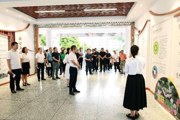 27所學(xué)校實(shí)地觀摩萬(wàn)盛小學(xué)清廉學(xué)校建設(shè)成果。萬(wàn)盛經(jīng)開(kāi)區(qū)教育局供圖