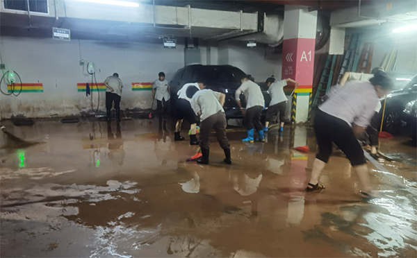 物業(yè)團(tuán)隊對車庫內(nèi)部進(jìn)行全面排水。東原仁知物業(yè)供圖