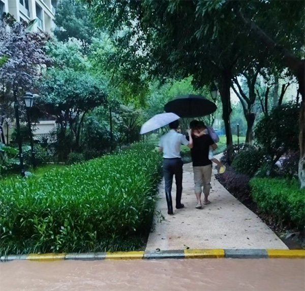 物業(yè)團(tuán)隊護(hù)送業(yè)主回家。東原仁知物業(yè)供圖