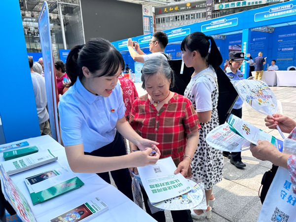 中國(guó)人壽壽險(xiǎn)重慶市分公司參與重慶市防范和處置非法集資宣傳活動(dòng)。中國(guó)人壽壽險(xiǎn)重慶市分公司供圖