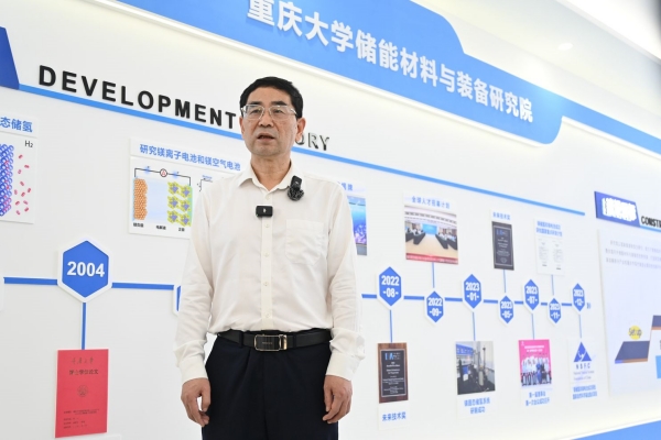 中國(guó)工程院院士、重慶大學(xué)教授潘復(fù)生介紹重慶大學(xué)儲(chǔ)能材料與裝備研究院。重慶大學(xué)供圖