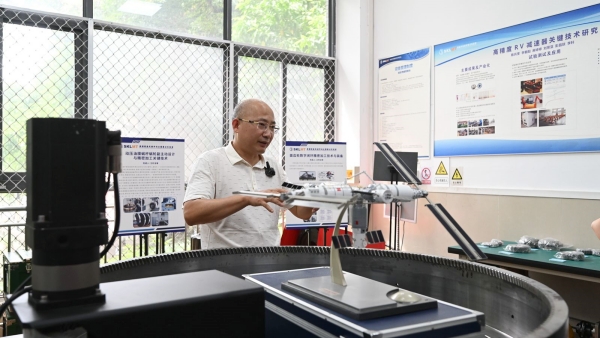 在重慶大學(xué)機(jī)械傳動(dòng)國(guó)家重點(diǎn)實(shí)驗(yàn)室，教授陳兵奎正介紹夢(mèng)天實(shí)驗(yàn)艙阿爾法對(duì)日定向驅(qū)動(dòng)機(jī)構(gòu)對(duì)構(gòu)齒輪傳動(dòng)。重慶大學(xué)供圖