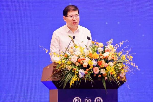 重慶郵電大學(xué)黨委副書記、校長高新波致辭。重慶市繼續(xù)教育學(xué)會供圖