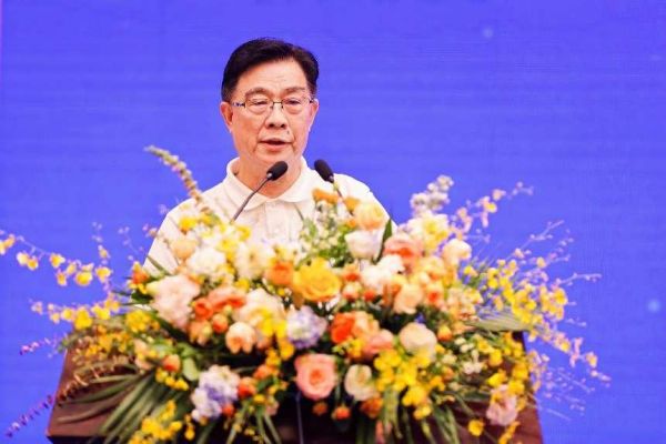 重慶市職業(yè)教育學(xué)會會長張榮講話。重慶市繼續(xù)教育學(xué)會供圖