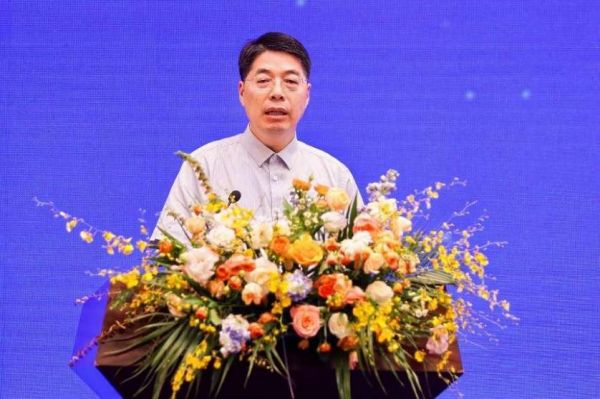 重慶市社會科學(xué)界聯(lián)合會黨組成員、副主席潘勇講話。重慶市繼續(xù)教育學(xué)會供圖