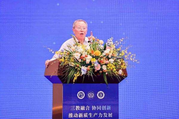 重慶市職業(yè)教育學(xué)會首席專家竇瑞華講話。重慶市繼續(xù)教育學(xué)會供圖