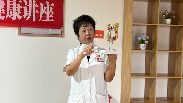 謝恩莉講解現(xiàn)場(chǎng)。重慶圣佑肛腸醫(yī)院供圖