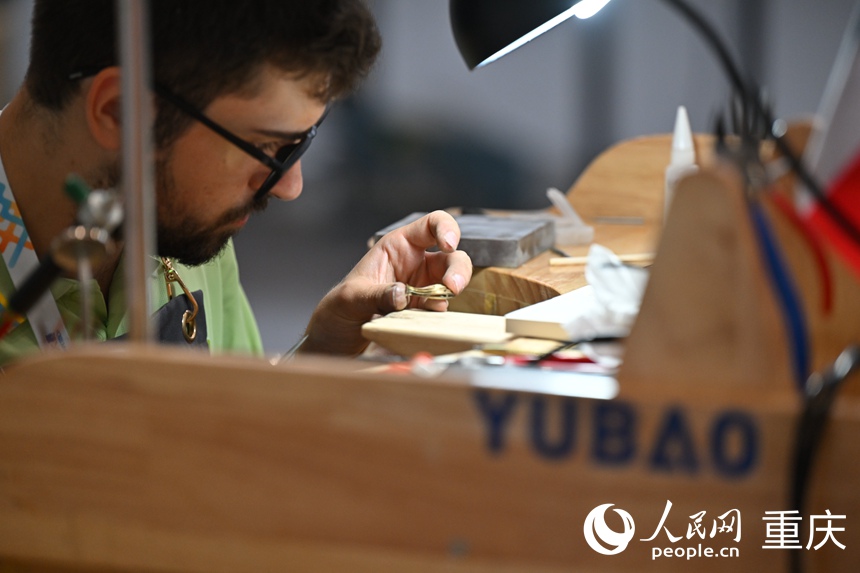 參賽選手認真進行珠寶加工。人民網記者 胡虹攝