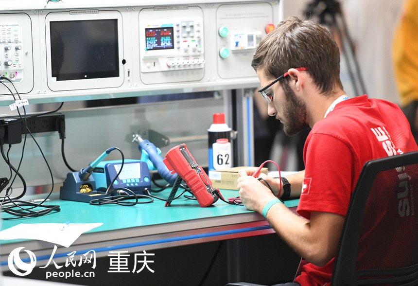 參賽選手參加第二屆“一帶一路”國際技能大賽比賽現(xiàn)場。人民網(wǎng)記者 胡虹攝