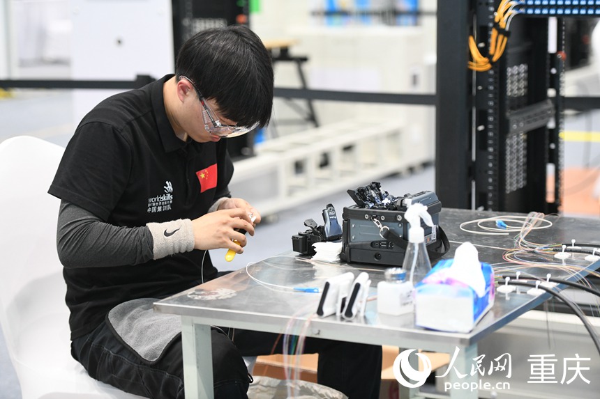 參賽選手參加第二屆“一帶一路”國際技能大賽信息網(wǎng)絡(luò)布線項目比賽。人民網(wǎng)記者 胡虹攝