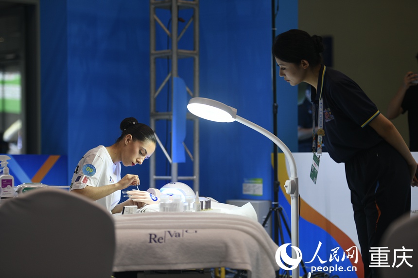 比賽現(xiàn)場，裁判觀察參賽選手進(jìn)度。人民網(wǎng)記者 胡虹攝