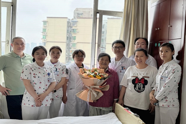 心血管內(nèi)科團(tuán)隊(duì)祝賀余奶奶康復(fù)出院。重慶醫(yī)科大學(xué)附屬第二醫(yī)院供圖