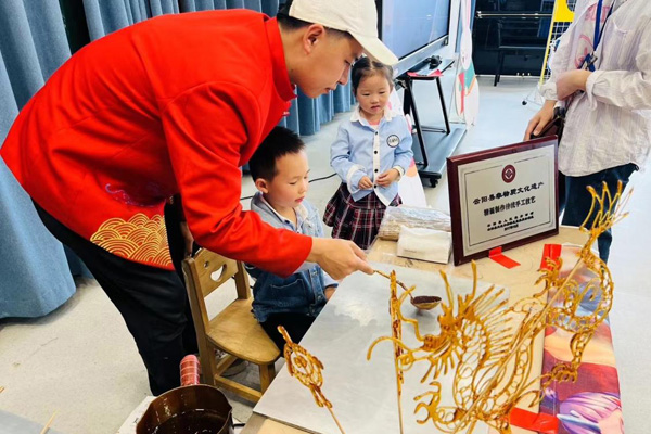 畫糖畫?？茖W(xué)城啟慧幼兒園供圖