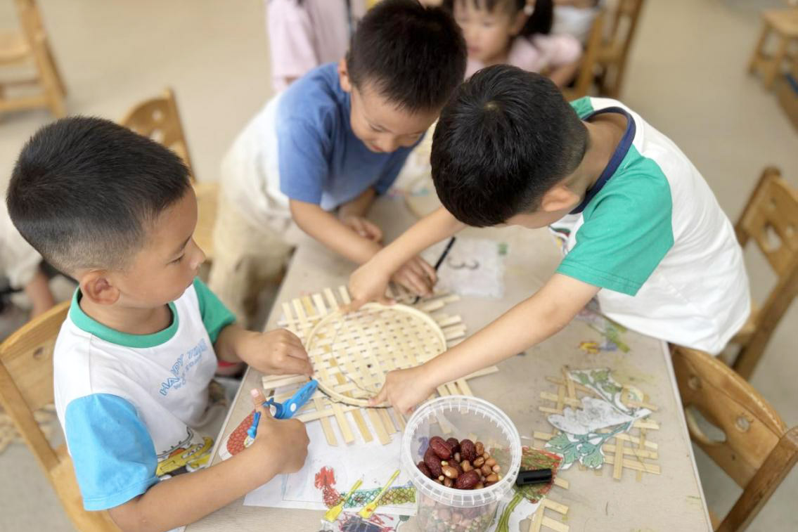 竹編課程。科學(xué)城啟慧幼兒園供圖