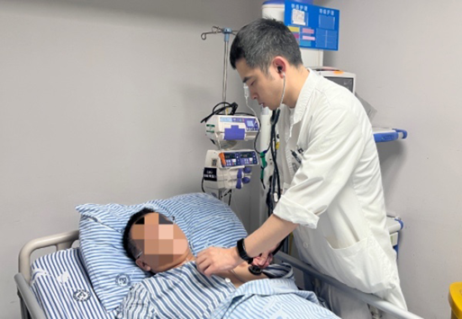 醫(yī)生術(shù)后查房。受訪者供圖