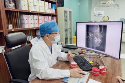 魏戰(zhàn)軍為患者講解矯正方案。重慶牙博士口腔供圖