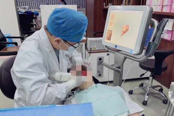 魏戰(zhàn)軍為患者進行口腔掃描。重慶牙博士口腔供圖
