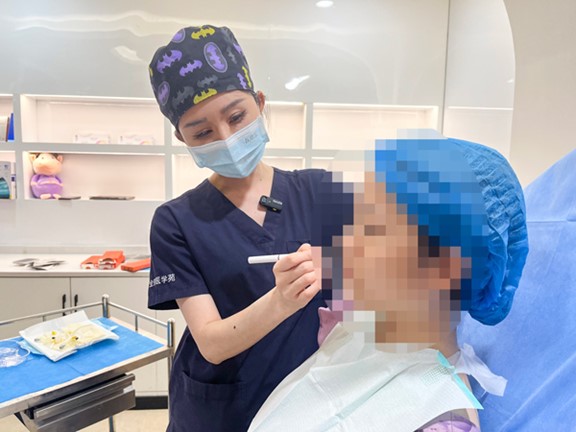 朱芯進(jìn)行實(shí)操演示。重慶軍美醫(yī)療美容醫(yī)院供圖