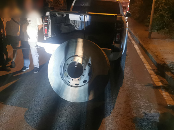 用于藏匿毒品的貨車備胎。巴南區(qū)公安分局供圖