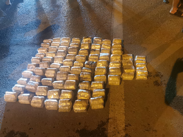 警方現(xiàn)場繳獲的毒品。巴南區(qū)公安分局供圖