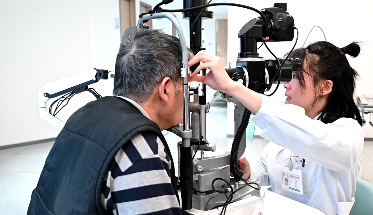 唐大爺眼部檢查中。重慶南坪愛(ài)爾眼科醫(yī)院供圖