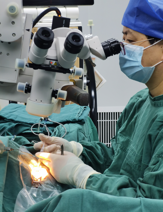 張曉城為患者實(shí)施白內(nèi)障手術(shù)。重慶南坪愛(ài)爾眼科醫(yī)院供圖