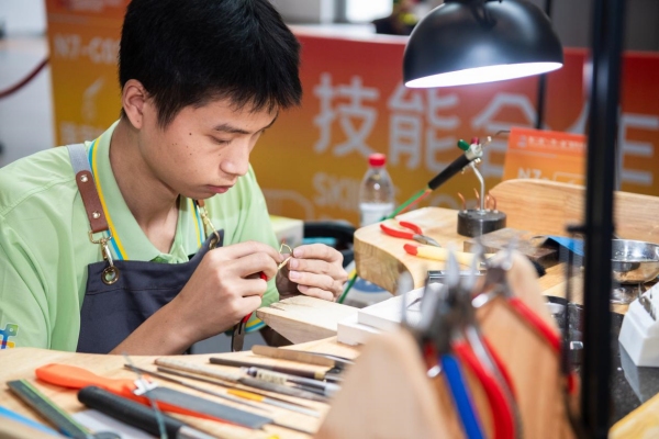 重慶工程職業(yè)技術(shù)學(xué)院寶玉石鑒定與加工專(zhuān)業(yè)2021級(jí)學(xué)生冉臣作為特邀選手參賽。重慶工程職業(yè)技術(shù)學(xué)院供圖