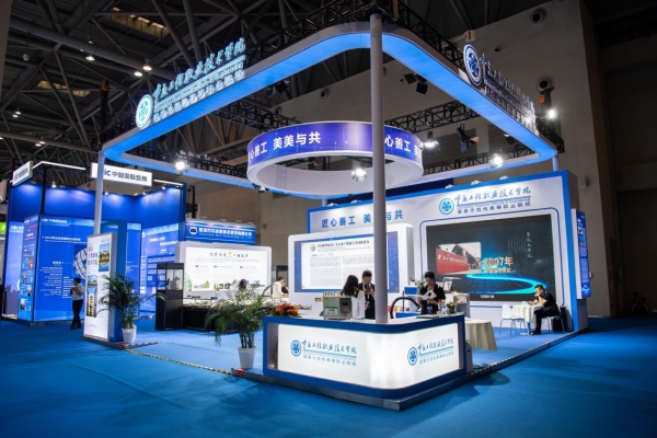 重慶工程職業(yè)技術(shù)學(xué)院參加“絲路匠心，技越山海”展覽活動(dòng)。重慶工程職業(yè)技術(shù)學(xué)院供圖