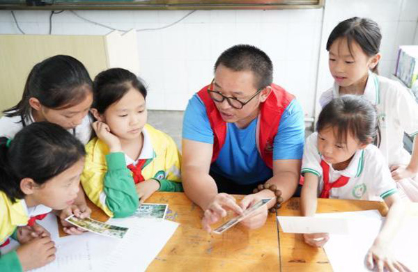 大學(xué)生與小學(xué)生交流。西南大學(xué)供圖