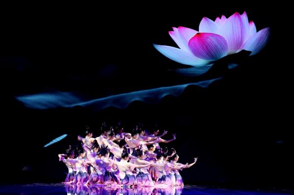 巴蜀中學(xué)舞團(tuán)在聯(lián)合國(guó)總部演出《愛(ài)蓮說(shuō)》。重慶市巴蜀中學(xué)校供圖