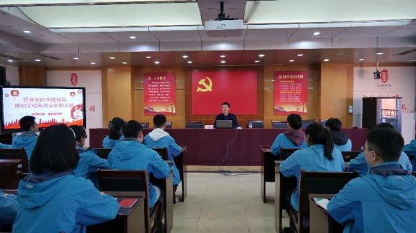 該校黨委書記為學生上黨課。求精中學校供圖