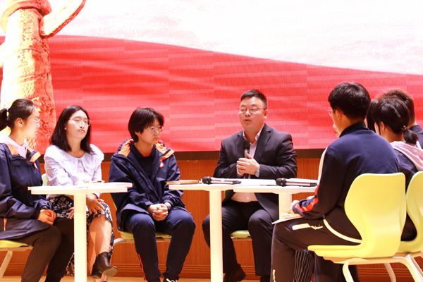 周鵲虹帶領(lǐng)師生開(kāi)展讀書討論活動(dòng)。重慶市第一實(shí)驗(yàn)中學(xué)供圖