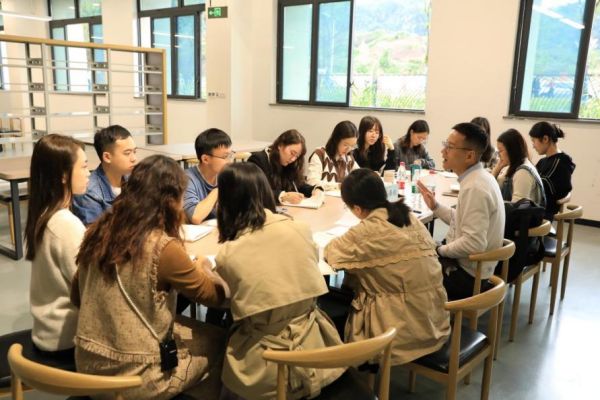 集體學(xué)習(xí)。川外科中供圖