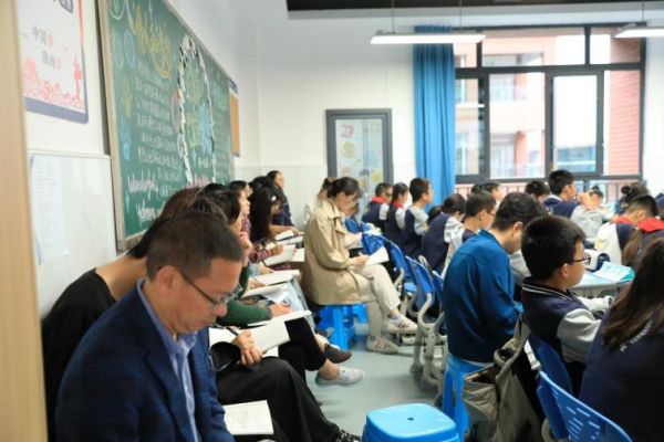 聽課評課。川外科中供圖