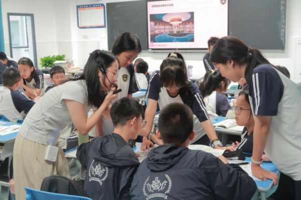 師生互動。川外科中供圖